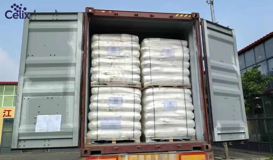 Equipe de logística da Celix Cellulose realizando inspeções finais de qualidade em HPMC paletizado para exportação global.