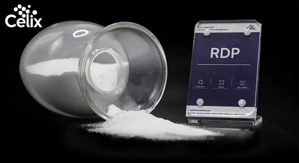 Técnico chinês da Celix Cellulose realizando um teste de flexibilidade para comparar RDP de VAE de alta pureza com alternativas de baixa qualidade.
