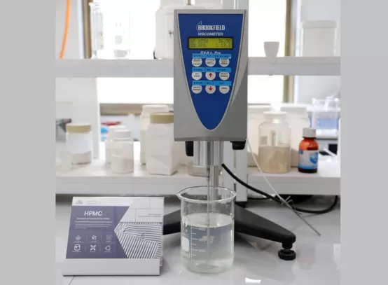 Especialistas do laboratório da Celix Industrial testando HPMC e HEMC para consistência de argamassa